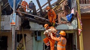 The Mumbai Police have arrested the contractor and supervisor of the Goregaon building that collapsed on Sunday.(Satyabrata Tripathy/HT Photo) The Mumbai Police have arrested the contractor and supervisor of the Goregaon building that collapsed on Sunday.(Satyabrata Tripathy/HT Photo)