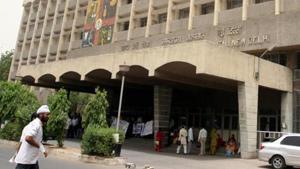 The woman was admitted to the All India Institute of Medical Sciences in Rishikesh on Monday with 70 to 80 per cent burns. Later she admitted to the burn ward at Safdarjung Hospital.(Sonu Mehta/HT Photo) The woman was admitted to the All India Institute of Medical Sciences in Rishikesh on Monday with 70 to 80 per cent burns. Later she admitted to the burn ward at Safdarjung Hospital.(Sonu Mehta/HT Photo)