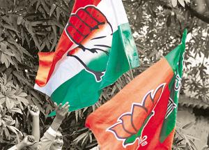 A senior BJP leader’s visit to the house of a Congress Karnataka MLA, who is sulking at being overlooked in the Congress-JD (S) ministry expansion, has created a buzz(HT Photo) A senior BJP leader’s visit to the house of a Congress Karnataka MLA, who is sulking at being overlooked in the Congress-JD (S) ministry expansion, has created a buzz(HT Photo)