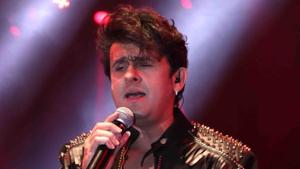 Singer Sonu Nigam performs at a concert in Kolkata.(IANS) Singer Sonu Nigam performs at a concert in Kolkata.(IANS)