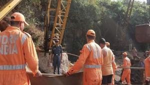 In Meghalaya, operation to rescue 15 trapped miners is hampered by lack of equipment.(Twitter/Scroll.in)