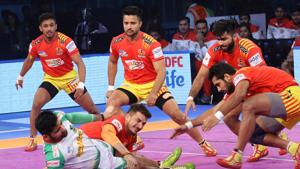 Gujarat Fortunuegiants saw off a spirited fight from defending champions Patna Pirates to secure a 37-29 win in an Inter-Zone Wildcard Pro Kabaddi League fixture in Kolkata on Wednesday.(Pro Kabaddi League) Gujarat Fortunuegiants saw off a spirited fight from defending champions Patna Pirates to secure a 37-29 win in an Inter-Zone Wildcard Pro Kabaddi League fixture in Kolkata on Wednesday.(Pro Kabaddi League)