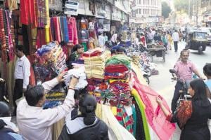 Illegal hawkers are spotted outside garment shops on Tilak road. According to the guidelines issued by the Pune Municipal Corporation hawkers or small food stalls cannot be set up in the space outside established shops.(HT/PHOTO) Illegal hawkers are spotted outside garment shops on Tilak road. According to the guidelines issued by the Pune Municipal Corporation hawkers or small food stalls cannot be set up in the space outside established shops.(HT/PHOTO)