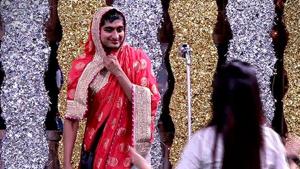 Bigg Boss 12: Deepak Thakur was told to dress up as a woman and entertain the guests.(Twitter) Bigg Boss 12: Deepak Thakur was told to dress up as a woman and entertain the guests.(Twitter)