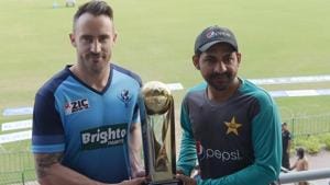 Faf Du Plessis and Pakistan skipper Sarfraz Ahmed pose with the trophy.(Twitter) Faf Du Plessis and Pakistan skipper Sarfraz Ahmed pose with the trophy.(Twitter)