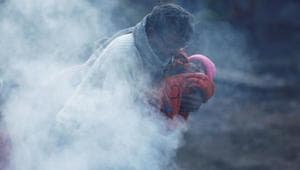 A man holding a baby wrapped in a blanket stands next to a bonfire on a cold winter morning in New Delhi, India, December 19, 2018. REUTERS/Adnan Abidi TPX IMAGES OF THE DAY(REUTERS) A man holding a baby wrapped in a blanket stands next to a bonfire on a cold winter morning in New Delhi, India, December 19, 2018. REUTERS/Adnan Abidi TPX IMAGES OF THE DAY(REUTERS)