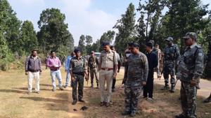 Police team investigating at the spot where journalist Chandan Tiwary was murdered after abduction at Baltharwa forest in Chatra district on Tuesday October 30,2018(HT Photo) Police team investigating at the spot where journalist Chandan Tiwary was murdered after abduction at Baltharwa forest in Chatra district on Tuesday October 30,2018(HT Photo)
