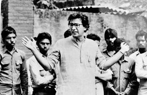Safdar Hashmi became a full-time theatre activist in 1983. (Left) Thousands joined Safdar’s nine-mile long funeral procession to Nigambodh ghat, Kashmere Gate.(SAHMAT ARCHIVE) Safdar Hashmi became a full-time theatre activist in 1983. (Left) Thousands joined Safdar’s nine-mile long funeral procession to Nigambodh ghat, Kashmere Gate.(SAHMAT ARCHIVE)