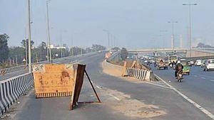 The flyover will help commuters travelling from Sukhrali, Sector 17/18 Road to take a U-turn to go towards MG Road and Rajiv Chowk without waiting at the Iffco Chowk junction.(Yogendra Kumar/HT) The flyover will help commuters travelling from Sukhrali, Sector 17/18 Road to take a U-turn to go towards MG Road and Rajiv Chowk without waiting at the Iffco Chowk junction.(Yogendra Kumar/HT)