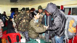 The Indian Army has rescued around 2500 tourists who were stuck near the India-China border in Sikkim’s Nathu La due to heavy snowfall.(ADGPI/Twitter) The Indian Army has rescued around 2500 tourists who were stuck near the India-China border in Sikkim’s Nathu La due to heavy snowfall.(ADGPI/Twitter)