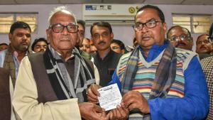 Bihar Janta Dal United president Vashishtha Narayan Singh presents the membership slip to former Rashtriya Lok Samata Party (RLSP) vice-president Bhagvan Singh Kushwaha as he joins JDU, in Patna on Friday.(PTI) Bihar Janta Dal United president Vashishtha Narayan Singh presents the membership slip to former Rashtriya Lok Samata Party (RLSP) vice-president Bhagvan Singh Kushwaha as he joins JDU, in Patna on Friday.(PTI)