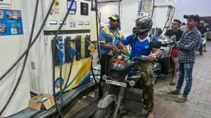 Petrol price in Delhi was cut to Rs 69.04 per litre from Rs 69.26 while diesel rates came down to Rs 63.09 from Rs 63.32 a litre(HT File Photo) Petrol price in Delhi was cut to Rs 69.04 per litre from Rs 69.26 while diesel rates came down to Rs 63.09 from Rs 63.32 a litre(HT File Photo)