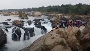Screengrab of the video of the incident shot by the bystanders. A boy taking a selfie died after he fell into a waterfall in Odisha while he was trying to take a selfie(HT Photo) Screengrab of the video of the incident shot by the bystanders. A boy taking a selfie died after he fell into a waterfall in Odisha while he was trying to take a selfie(HT Photo)