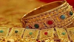 Two unidentified men stole a gold chain, a ring, cash, and a mobile phone from a 55-year-old woman after scaring the woman and making her believe that wearing gold would bring her and her family bad luck.(PTI/ Representative Image) Two unidentified men stole a gold chain, a ring, cash, and a mobile phone from a 55-year-old woman after scaring the woman and making her believe that wearing gold would bring her and her family bad luck.(PTI/ Representative Image)