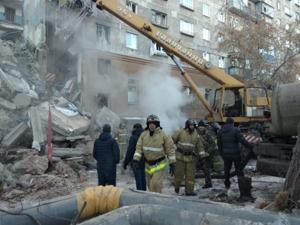 Emergency personnel work at the site of collapsed apartment building after a suspected gas blast in Magnitogorsk, Russia December 31, 2018.(Reuters) Emergency personnel work at the site of collapsed apartment building after a suspected gas blast in Magnitogorsk, Russia December 31, 2018.(Reuters)
