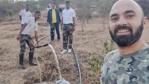 Bhavesh Karekar, a resident of Hinjewadi (right) along with members of the Hinjewadi Hills Green Army.(HT Photo) Bhavesh Karekar, a resident of Hinjewadi (right) along with members of the Hinjewadi Hills Green Army.(HT Photo)