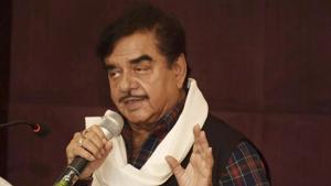 Actor Shatrughan Sinha addresses a press conference.(PTI) Actor Shatrughan Sinha addresses a press conference.(PTI)