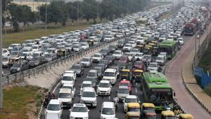Commuters are likely to face a harrowing time on the evening of the first day of 2019 as traffic started swelling in major roads leading to Connaught Place and India Gate from Tuesday afternoon.(HT File Photo) Commuters are likely to face a harrowing time on the evening of the first day of 2019 as traffic started swelling in major roads leading to Connaught Place and India Gate from Tuesday afternoon.(HT File Photo)