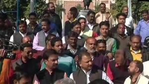 BJP workers hold protest outside the Secretariat against Chief Minister Kamal Nath over Vande Mataram row on January 2.(Twitter/ANI Photo) BJP workers hold protest outside the Secretariat against Chief Minister Kamal Nath over Vande Mataram row on January 2.(Twitter/ANI Photo)