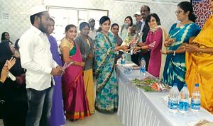 Parents whose children were vaccinated are seen being felicitated by the officials.(HT PHOTO) Parents whose children were vaccinated are seen being felicitated by the officials.(HT PHOTO)