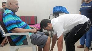 File image of Sachin Tendulkar touching feet of coach Ramakant Achrekar(Prakash Parsekar) File image of Sachin Tendulkar touching feet of coach Ramakant Achrekar(Prakash Parsekar)