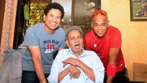Former Indian cricketers Sachin Tendulkar (L) and Vinod Kambli pose for a picture with their former coach Ramakant Achrekar. File photo.(AFP) Former Indian cricketers Sachin Tendulkar (L) and Vinod Kambli pose for a picture with their former coach Ramakant Achrekar. File photo.(AFP)