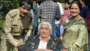 In this undated photo Bollywood actor-writer Kader Khan is seen with actor Asrani and Himani Shivpuri during a shoot.(PTI) In this undated photo Bollywood actor-writer Kader Khan is seen with actor Asrani and Himani Shivpuri during a shoot.(PTI)