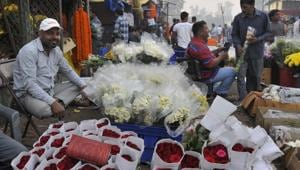 Councillors say there are at least 3,400 weekly markets in north Delhi; most vendors put up stalls without registering them.(HT File) Councillors say there are at least 3,400 weekly markets in north Delhi; most vendors put up stalls without registering them.(HT File)