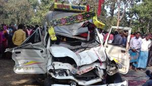 The accident victims included the driver of the hearse. Several others, all travelling in the jeep, were injured.(HT Photo) The accident victims included the driver of the hearse. Several others, all travelling in the jeep, were injured.(HT Photo)