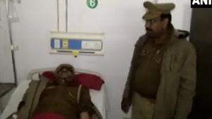 UP Police sub-inspector Manoj Kumar, who had become famous after shouting to mimic the sound of a gunshot after his pistol jammed during an encounter with criminals, in hospital for treatment after getting injured in an encounter on Friday.(ANI/Twitter) UP Police sub-inspector Manoj Kumar, who had become famous after shouting to mimic the sound of a gunshot after his pistol jammed during an encounter with criminals, in hospital for treatment after getting injured in an encounter on Friday.(ANI/Twitter)