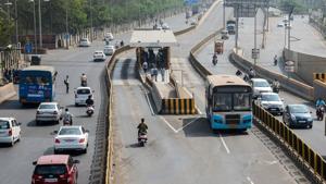 Bike rider seen while riding his bike from BRTS lane at Sangavi Phata in Pune.(Milind Saurkar/HT Photo) Bike rider seen while riding his bike from BRTS lane at Sangavi Phata in Pune.(Milind Saurkar/HT Photo)