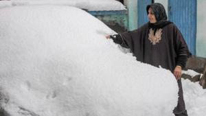 Srinagar: A woman clears the snow off a car in downtown Srinagar, Saturday, Jan. 05, 2019. According to the Met department officials, most places in Kashmir, including plains of the valley, received moderate to heavy snowfall overnight. (PTI Photo)((PTI) Srinagar: A woman clears the snow off a car in downtown Srinagar, Saturday, Jan. 05, 2019. According to the Met department officials, most places in Kashmir, including plains of the valley, received moderate to heavy snowfall overnight. (PTI Photo)((PTI)