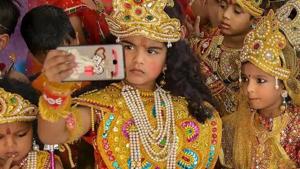 Children dressed as Lord Ram and Sita take a selfie during ‘Diwali’ celebrations in Ajmer.(PTI FILE PHOTO) Children dressed as Lord Ram and Sita take a selfie during ‘Diwali’ celebrations in Ajmer.(PTI FILE PHOTO)