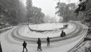 Widespread snowfall over western Himalayas will lead to the minimum temperature falling in Delhi by 1 to 2 degrees in the next couple of days, but there will be no cold wave condition, said Met.(Deepak Sansta/ HT Photo) Widespread snowfall over western Himalayas will lead to the minimum temperature falling in Delhi by 1 to 2 degrees in the next couple of days, but there will be no cold wave condition, said Met.(Deepak Sansta/ HT Photo)