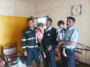Frire brigade officials after rescuing twin sisters.(HT/PHOTO) Frire brigade officials after rescuing twin sisters.(HT/PHOTO)