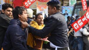 Police resorted to baton charge in Srirampore in Hooghly district as they tried to remove roadblocks. Scuffles also broke out in Barasat and Belgharia in North 24 Parganas district. Protesters vandalised a bus at Garia in the southern fringes of Kolkata.(Arijit Sen/HT Photo) Police resorted to baton charge in Srirampore in Hooghly district as they tried to remove roadblocks. Scuffles also broke out in Barasat and Belgharia in North 24 Parganas district. Protesters vandalised a bus at Garia in the southern fringes of Kolkata.(Arijit Sen/HT Photo)