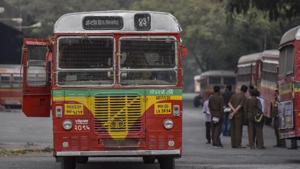 People heading to office were seen queuing up near BEST bus stops after the strike started after midnight on Monday. Authorities allowed private buses to ferry passengers but commuters said they were inadequate.(Kunal Patil/HT File Photo) People heading to office were seen queuing up near BEST bus stops after the strike started after midnight on Monday. Authorities allowed private buses to ferry passengers but commuters said they were inadequate.(Kunal Patil/HT File Photo)