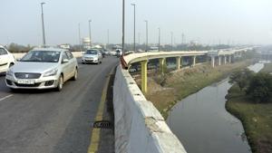 The woman died after falling almost 70 feet from the Barapullah elevated corridor (in pic) into the drain flowing below while her husband sustained multiple injuries.(Sushil Kumar/HT PHOTO) The woman died after falling almost 70 feet from the Barapullah elevated corridor (in pic) into the drain flowing below while her husband sustained multiple injuries.(Sushil Kumar/HT PHOTO)