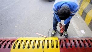 Tyre killers have been installed near sector 76 / 77 intersection in Noida to check wrong side driving.(Sunil Ghosh / HT Photo) Tyre killers have been installed near sector 76 / 77 intersection in Noida to check wrong side driving.(Sunil Ghosh / HT Photo)