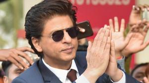 Shah Rukh Khan greets fans on his arrival for his movie promotion Zero, at Jai Prakash Narayan international airport, in Patna.(PTI) Shah Rukh Khan greets fans on his arrival for his movie promotion Zero, at Jai Prakash Narayan international airport, in Patna.(PTI)