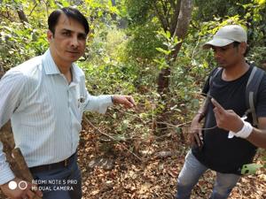 Forest officials inspect the wire trap snares that were used to capture the animals at Film City in Goregaon(HT Photo) Forest officials inspect the wire trap snares that were used to capture the animals at Film City in Goregaon(HT Photo)