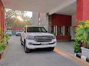 The Land Cruiser outside Navjot Sidhu’s official residence in Chandigarh(HT Photo) The Land Cruiser outside Navjot Sidhu’s official residence in Chandigarh(HT Photo)