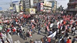 Left parties members and supporters block the Dak Bungalow road during a protest on the 2nd day of 48-hour nationwide general strike called by the central trade unions against alleged anti-worker policies and unilateral labour reforms, in Patna on January 9.(PTI Photo) Left parties members and supporters block the Dak Bungalow road during a protest on the 2nd day of 48-hour nationwide general strike called by the central trade unions against alleged anti-worker policies and unilateral labour reforms, in Patna on January 9.(PTI Photo)