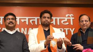 Former Trinamool Congress MP Saumitra Khan (C) is welcomed by BJP leader Dharmendra Pradhan (L) and BJP National General Secretary Arun Singh (R) as he joins the BJP, at BJP headquarters, in New Delhi, India, on Wednesday, January 9, 2019.(Arvind Yadav/HT PHOTO) Former Trinamool Congress MP Saumitra Khan (C) is welcomed by BJP leader Dharmendra Pradhan (L) and BJP National General Secretary Arun Singh (R) as he joins the BJP, at BJP headquarters, in New Delhi, India, on Wednesday, January 9, 2019.(Arvind Yadav/HT PHOTO)
