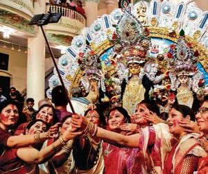Selfies with the goddess, from Kolkata Now(Devansh Jhaveri) Selfies with the goddess, from Kolkata Now(Devansh Jhaveri)