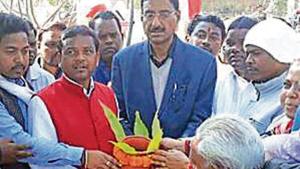 Khadi Board head Sanjay Seth takes part in soil collection for the 100 ft statue(HT Photo) Khadi Board head Sanjay Seth takes part in soil collection for the 100 ft statue(HT Photo)