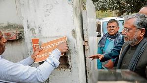 Deputy CM Sushil Modi (left) moves out of 1, Polo Road bungalow, on Wednesday. He is now waiting to move to 5, Deshratna Marg bungalow, currently occupied by Tejashwi Yadav(Santosh Kumar/ HT Photo) Deputy CM Sushil Modi (left) moves out of 1, Polo Road bungalow, on Wednesday. He is now waiting to move to 5, Deshratna Marg bungalow, currently occupied by Tejashwi Yadav(Santosh Kumar/ HT Photo)