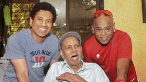 File photo cricket coach Ramakant Achrekar with Sachin Tendulkar and Vinod Kambli in Mumbai.(PTI) File photo cricket coach Ramakant Achrekar with Sachin Tendulkar and Vinod Kambli in Mumbai.(PTI)
