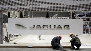 Workers set up the booth for British car manufacturer Jaguar Land Rover's Jaguar brand inside the National Exhibition and Convention Center, the venue for the upcoming China International Import Expo (CIIE), in Shanghai, China October 28.(REUTERS) Workers set up the booth for British car manufacturer Jaguar Land Rover's Jaguar brand inside the National Exhibition and Convention Center, the venue for the upcoming China International Import Expo (CIIE), in Shanghai, China October 28.(REUTERS)