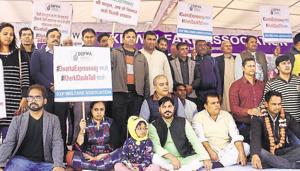Five residents, including a woman, of sectors along the Dwarka Expressway started an indefinite hunger strike on Thursday, demanding its completion(Yogendra Kumar/HT PHOTO) Five residents, including a woman, of sectors along the Dwarka Expressway started an indefinite hunger strike on Thursday, demanding its completion(Yogendra Kumar/HT PHOTO)